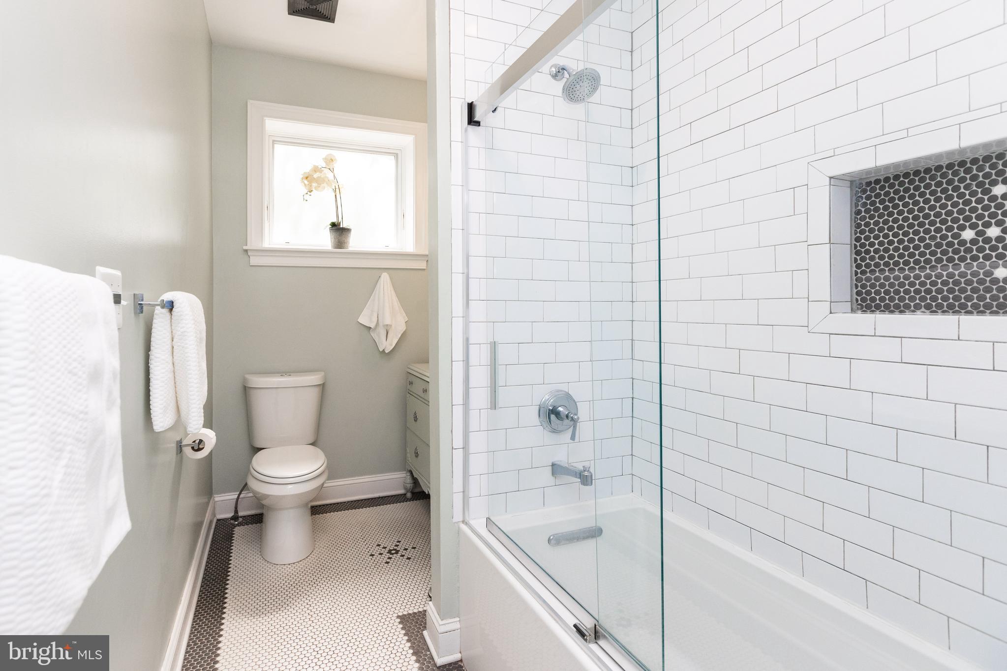237 East 25th Street Baltimore, MD 21218 - Photo 29 of 41 Upper level bathroom with bathtub