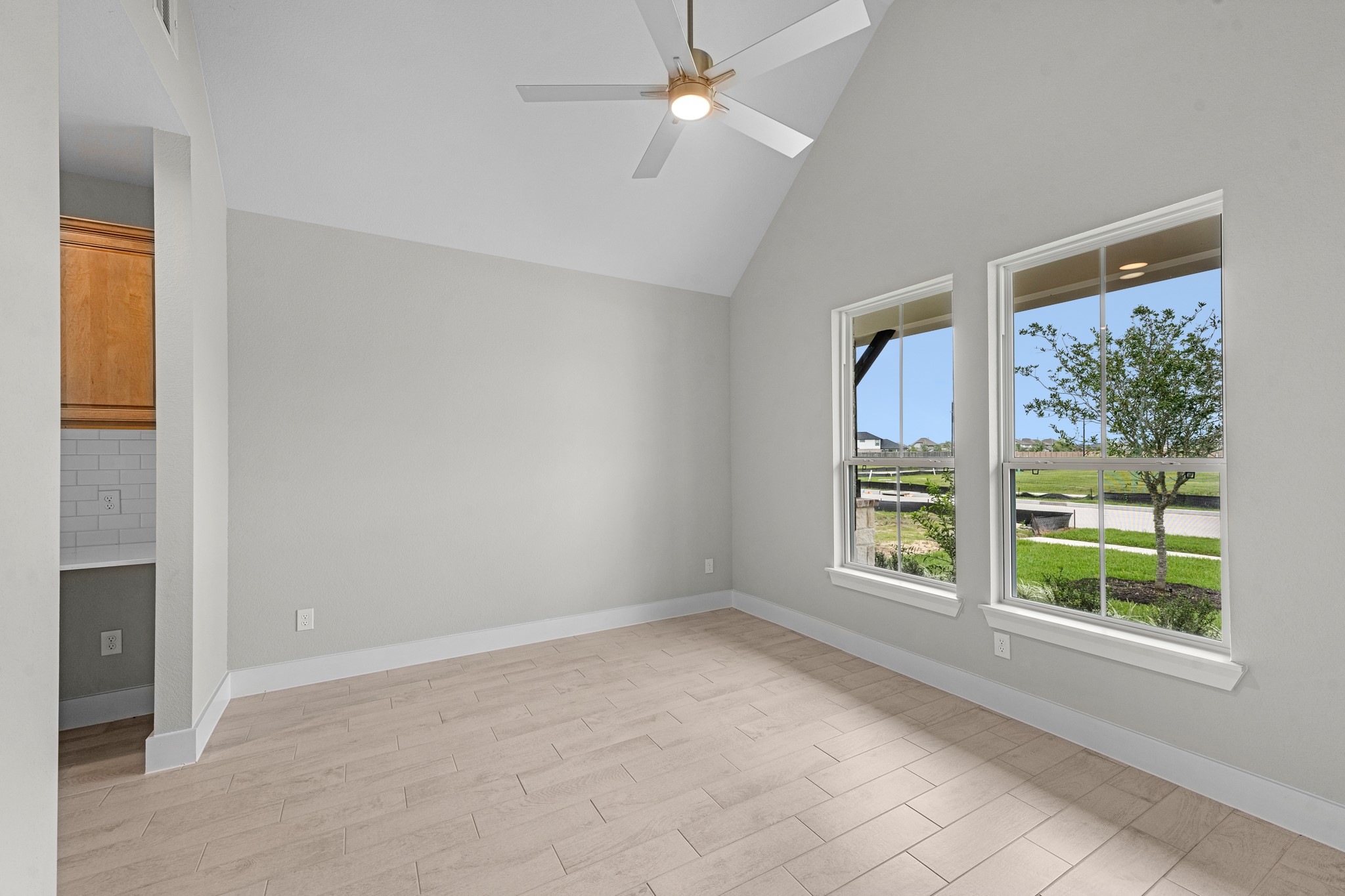 3410 Everglade Lane Rosenberg, TX 77471 - Photo 7 of 39 an empty room with windows and closet