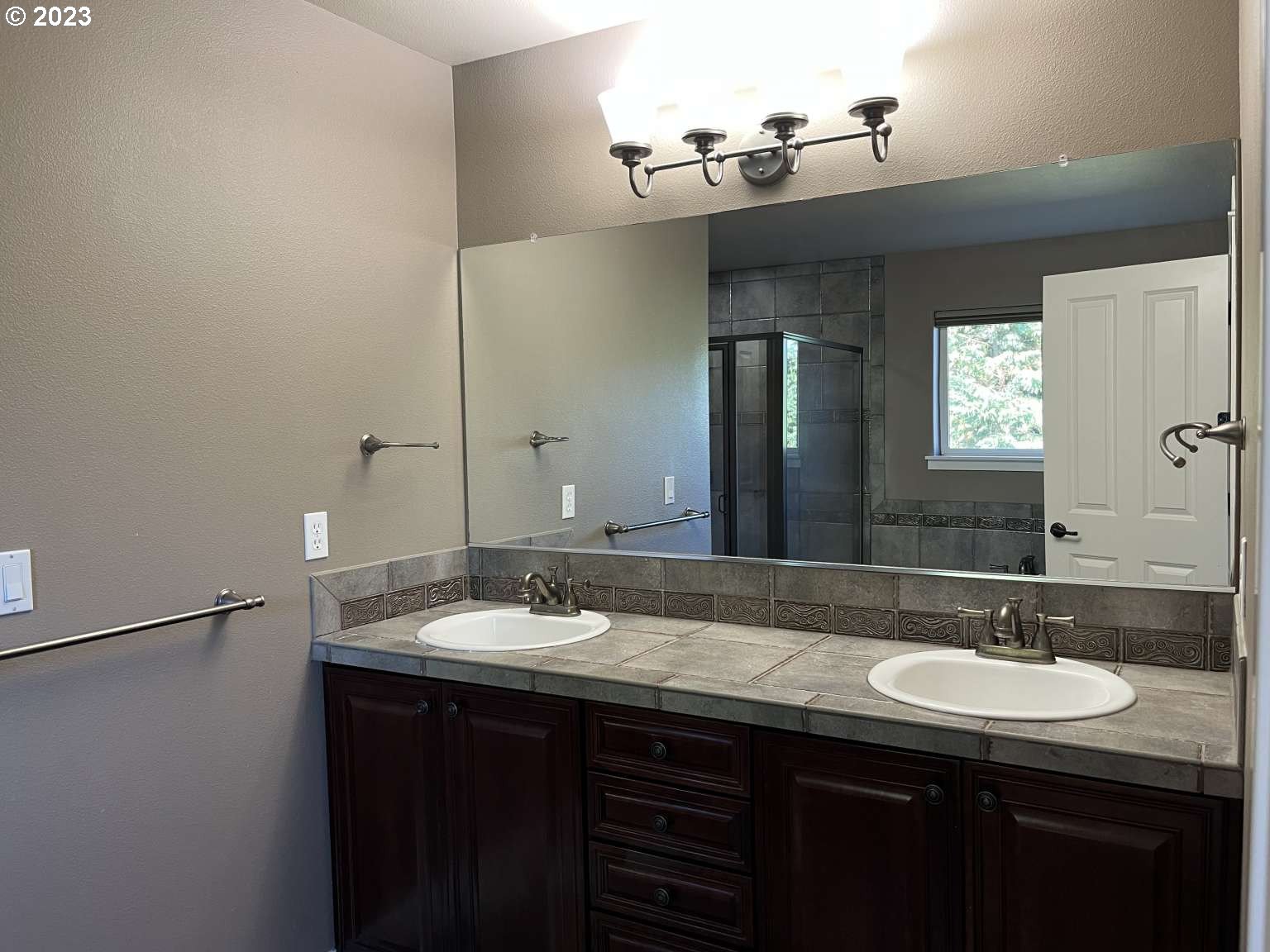 199 Northwest Camp Ireland Street Hillsboro, OR 97124 - Photo 15 of 36 a bathroom with a double vanity sink and a mirror