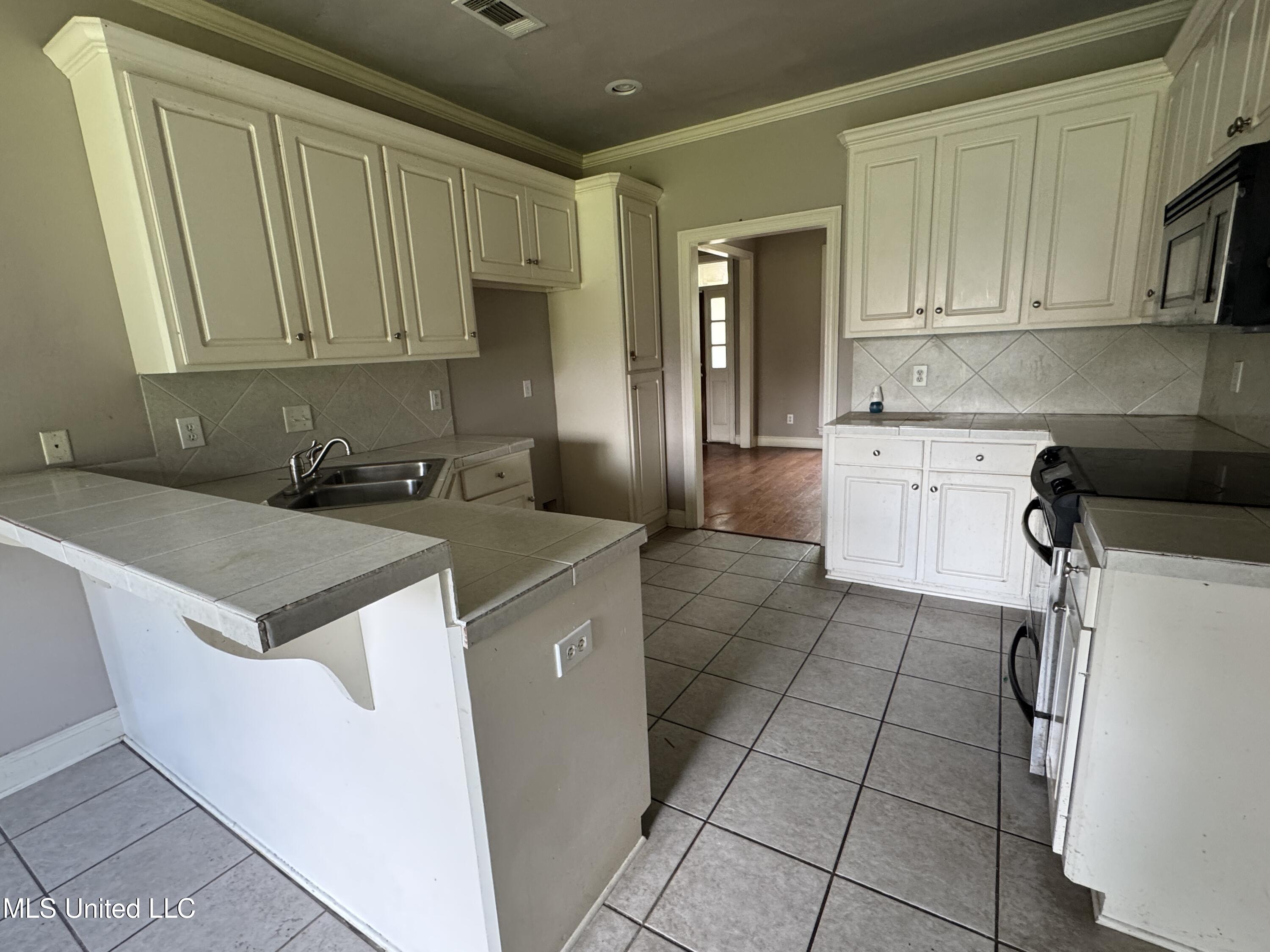 5 Woodhaven Gardens Circle Jackson, MS 39206 - Photo 5 of 13 Kitchen 4