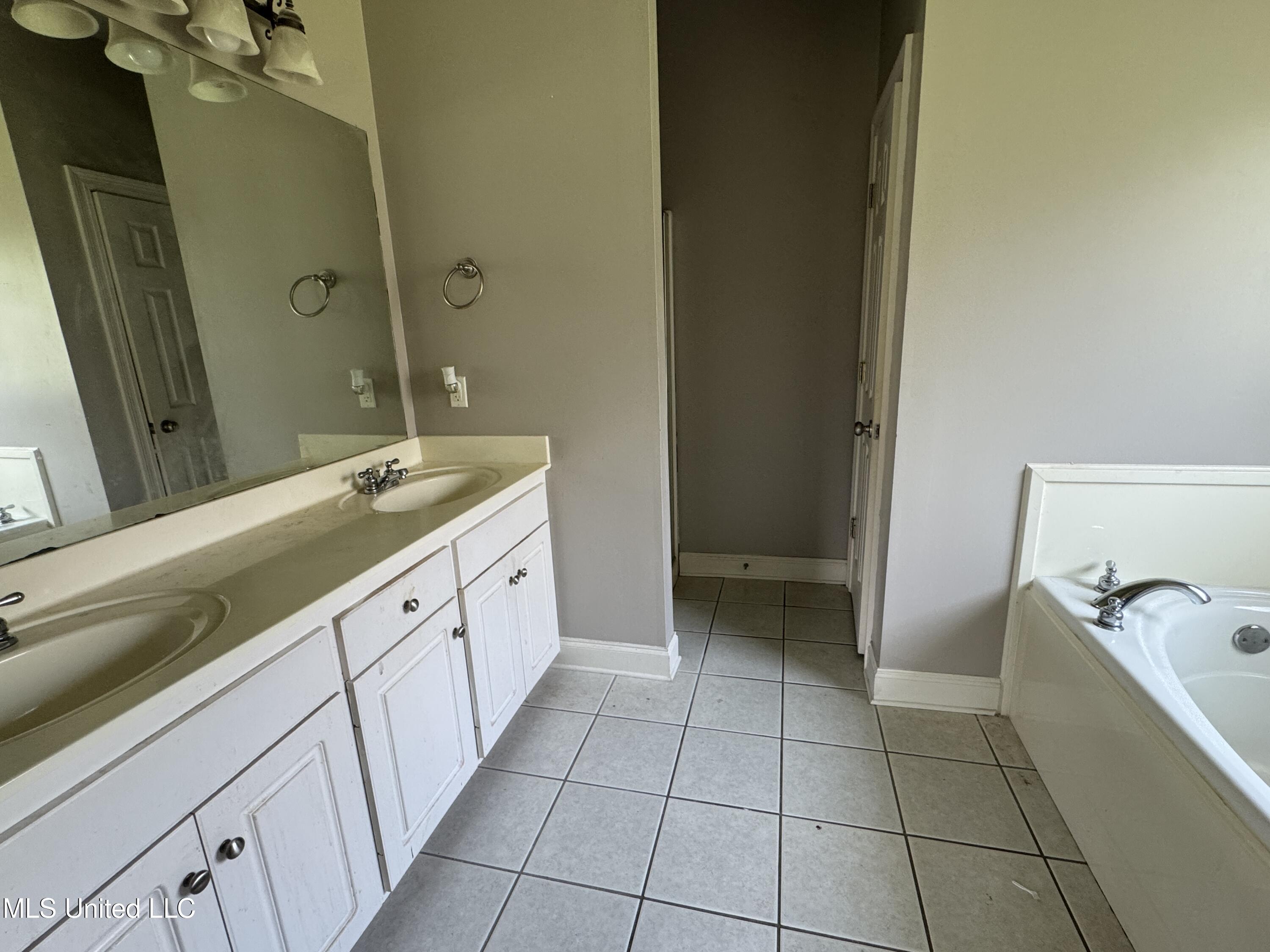 5 Woodhaven Gardens Circle Jackson, MS 39206 - Photo 8 of 13 Bath Primary