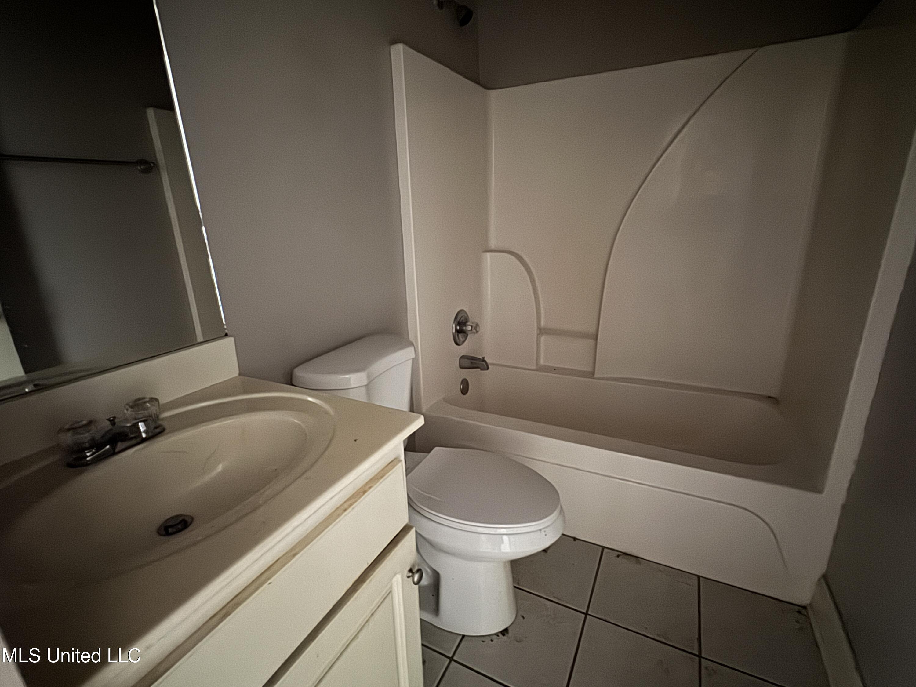 5 Woodhaven Gardens Circle Jackson, MS 39206 - Photo 10 of 13 Bath Hall