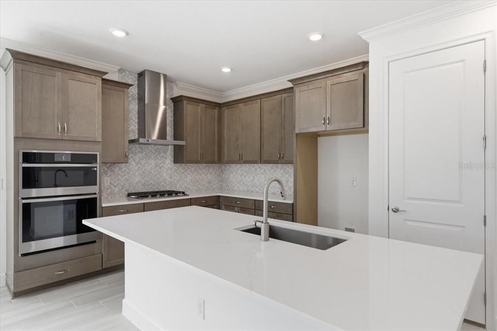 1081 Signet Drive Apollo Beach, FL 33572 - Photo 3 of 29