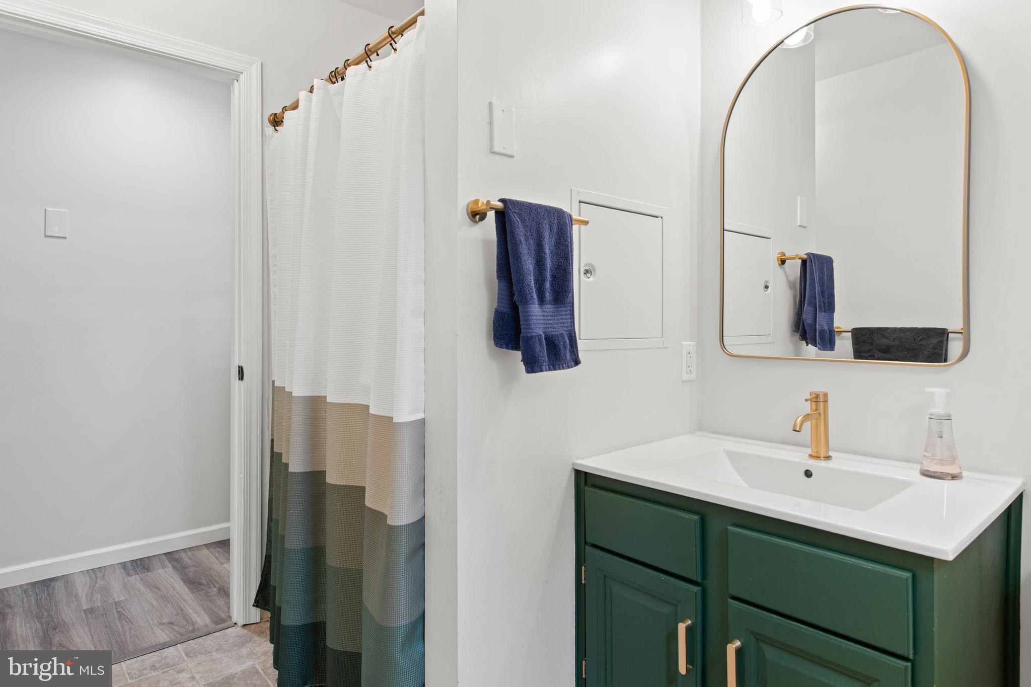 465 Briarhill Road Springfield, PA 19064 - Photo 20 of 51 Full Bath on 1st Floor