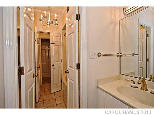 908 Cherokee Road, Unit D1 Charlotte, NC 28207 - Photo 14 of 16 Gallery Image 14