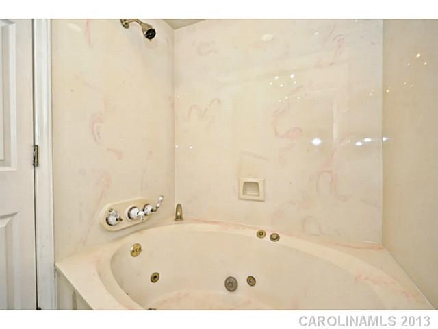 908 Cherokee Road, Unit D1 Charlotte, NC 28207 - Photo 15 of 16 Gallery Image 15