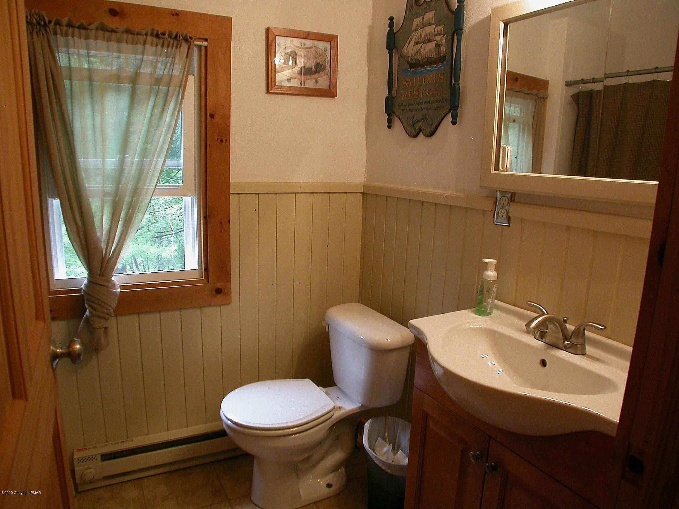 384 Sawmill Road Stroudsburg, PA 18360 - Photo 57 of 83 Laundry Room Bath