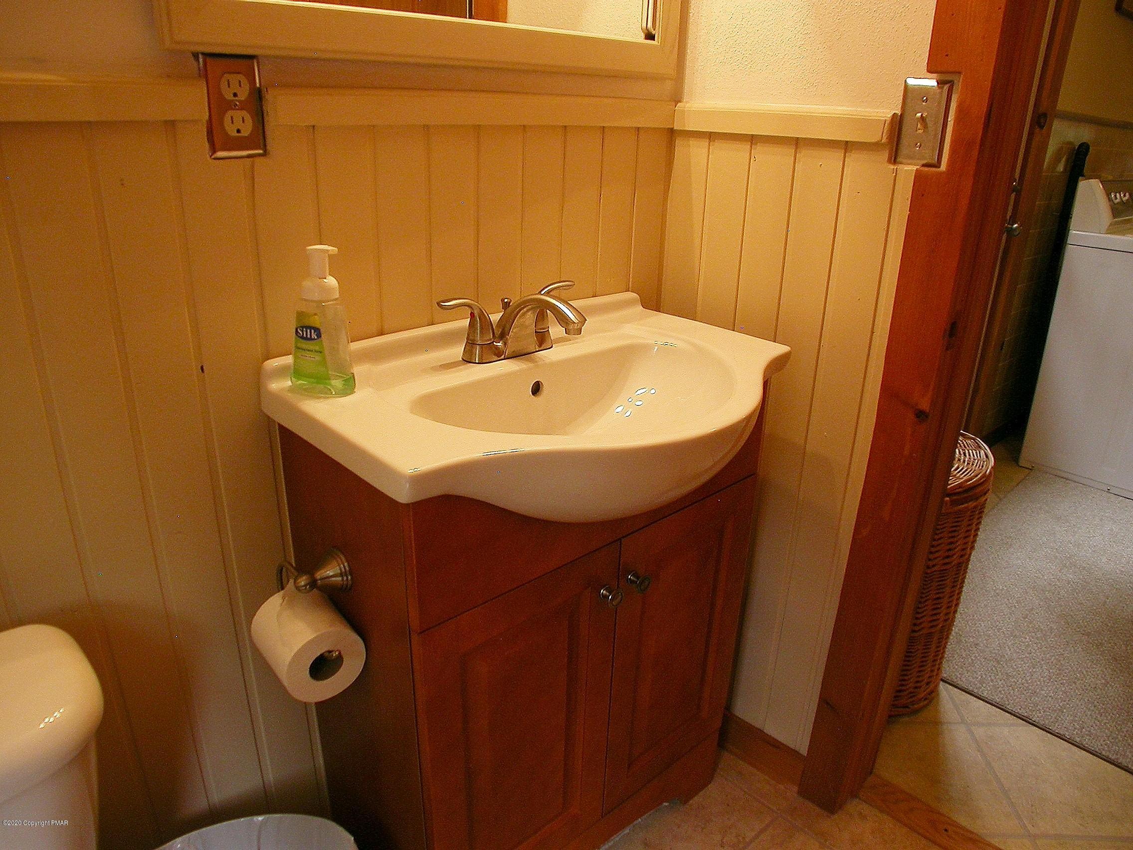 384 Sawmill Road Stroudsburg, PA 18360 - Photo 58 of 83 Laundry Room Bath 4