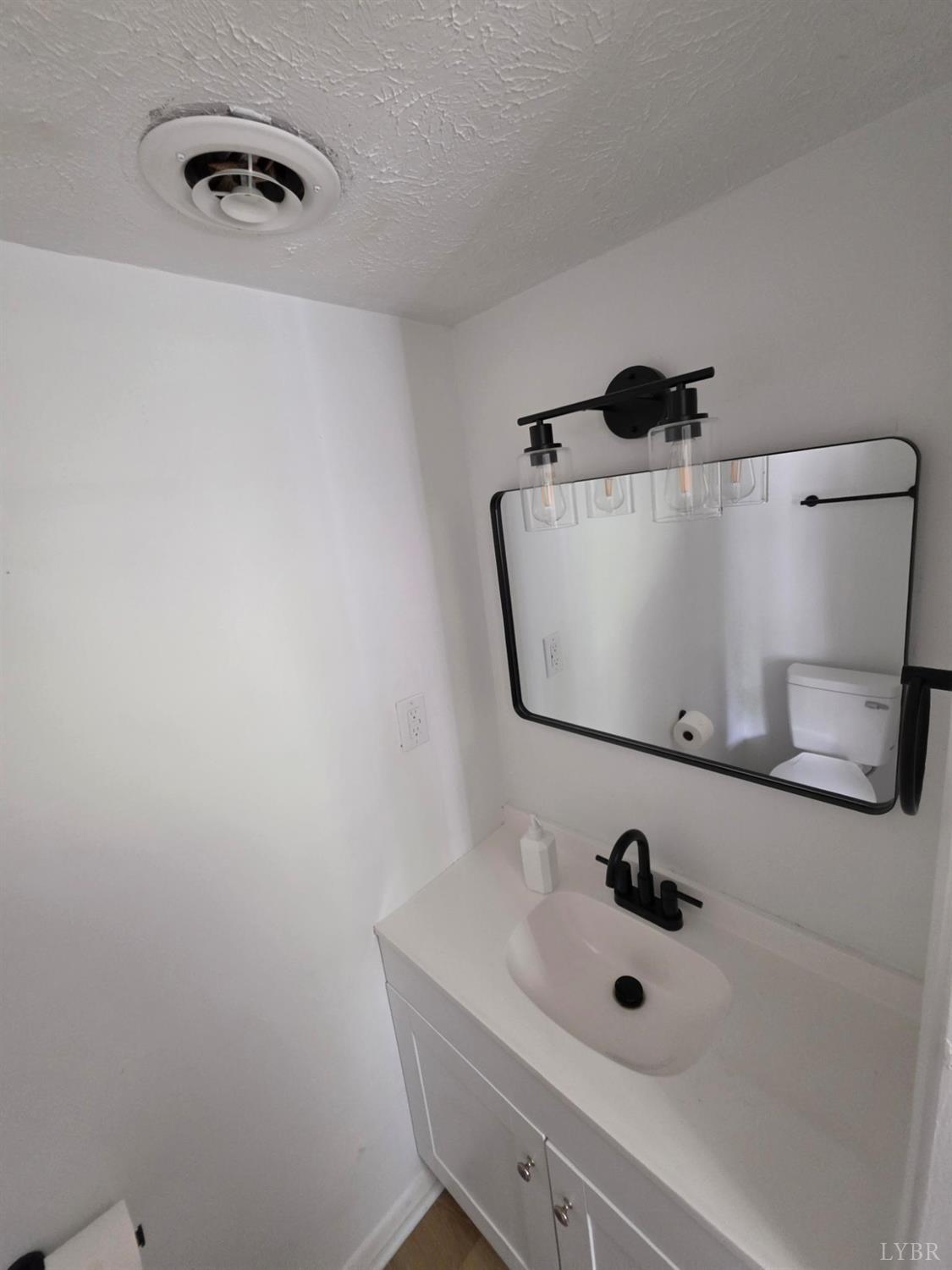 178 Dulwich Drive, Unit 178 Amherst, VA 24521 - Photo 16 of 17 a bathroom with a bathtub