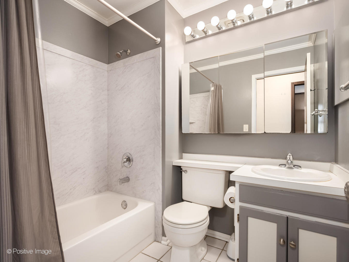 130 West End Road Roselle, IL 60172 - Photo 13 of 27 a bathroom with a sink toilet and shower