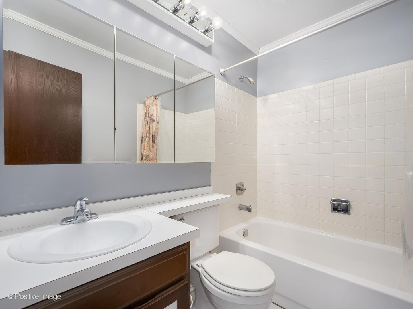 130 West End Road Roselle, IL 60172 - Photo 16 of 27 a bathroom with a sink a toilet and shower