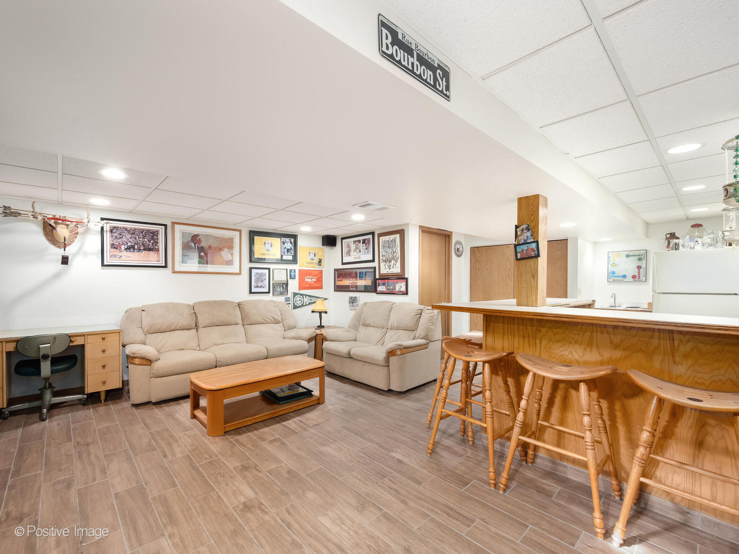 130 West End Road Roselle, IL 60172 - Photo 17 of 27 a living room with furniture and a wooden floor