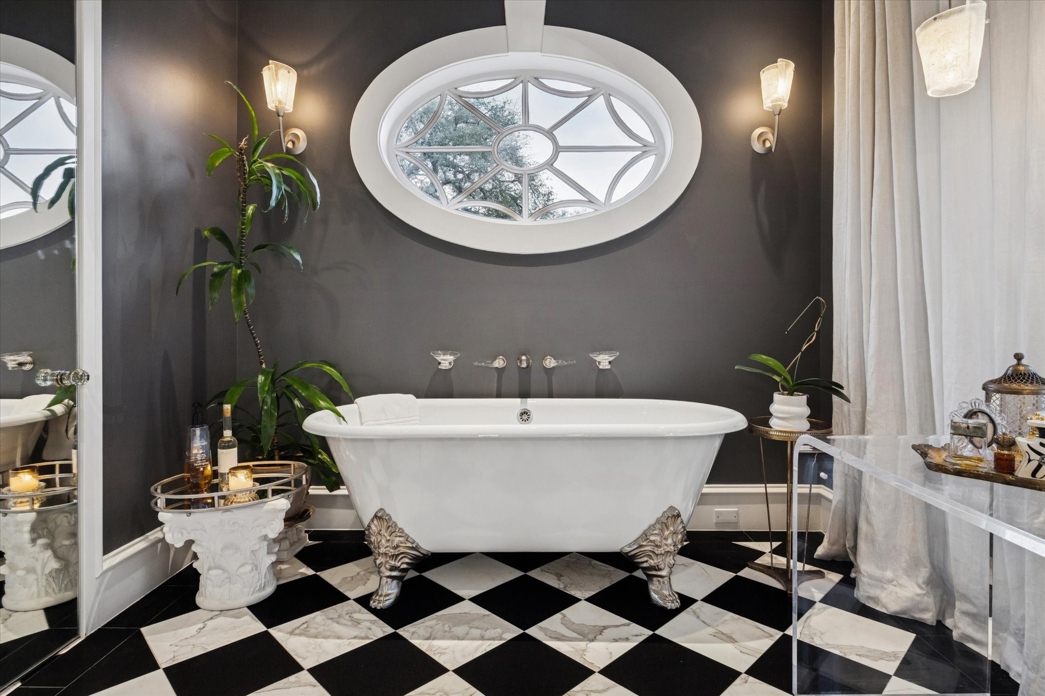20 Sunset Boulevard Houston, TX 77005 - Photo 34 of 50 Beautiful bathroom, note the Oculus window
