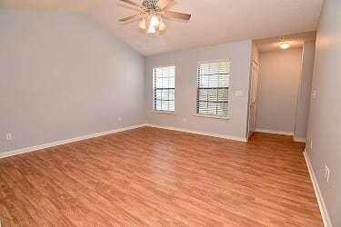 41 Abbey Road Crestview, FL 32539 - Photo 2 of 29 Living Room 2
