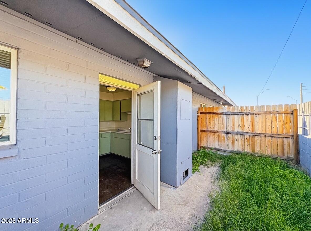 513 East Hatcher Road, Unit 9 Phoenix, AZ 85020 - Photo 5 of 10 a view of a house with a backyard