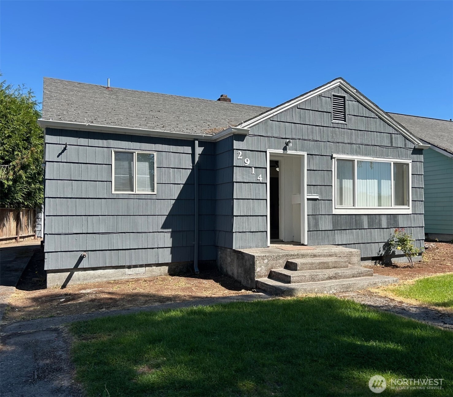 2914 Washington Way Longview, WA 98632 - Photo 2 of 17 a front view of a house with a yard