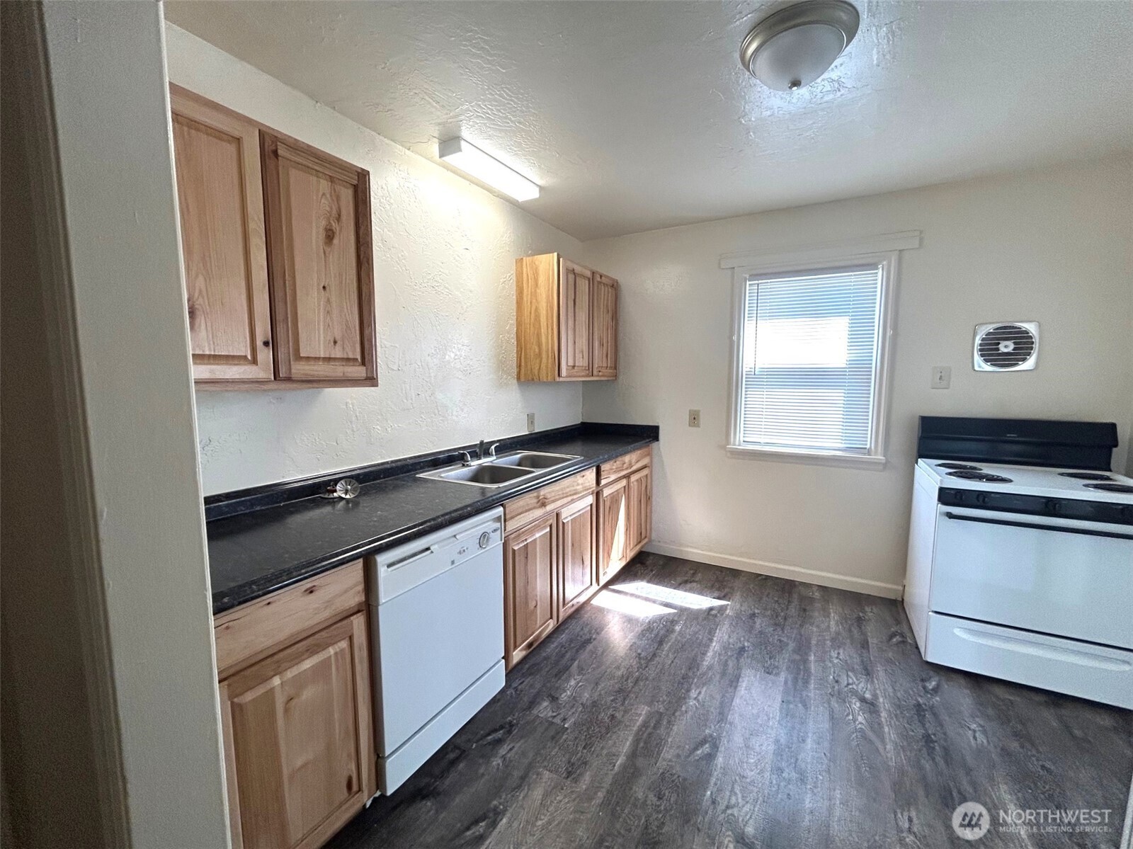 2914 Washington Way Longview, WA 98632 - Photo 7 of 17 a kitchen with granite countertop a stove and a refrigerator