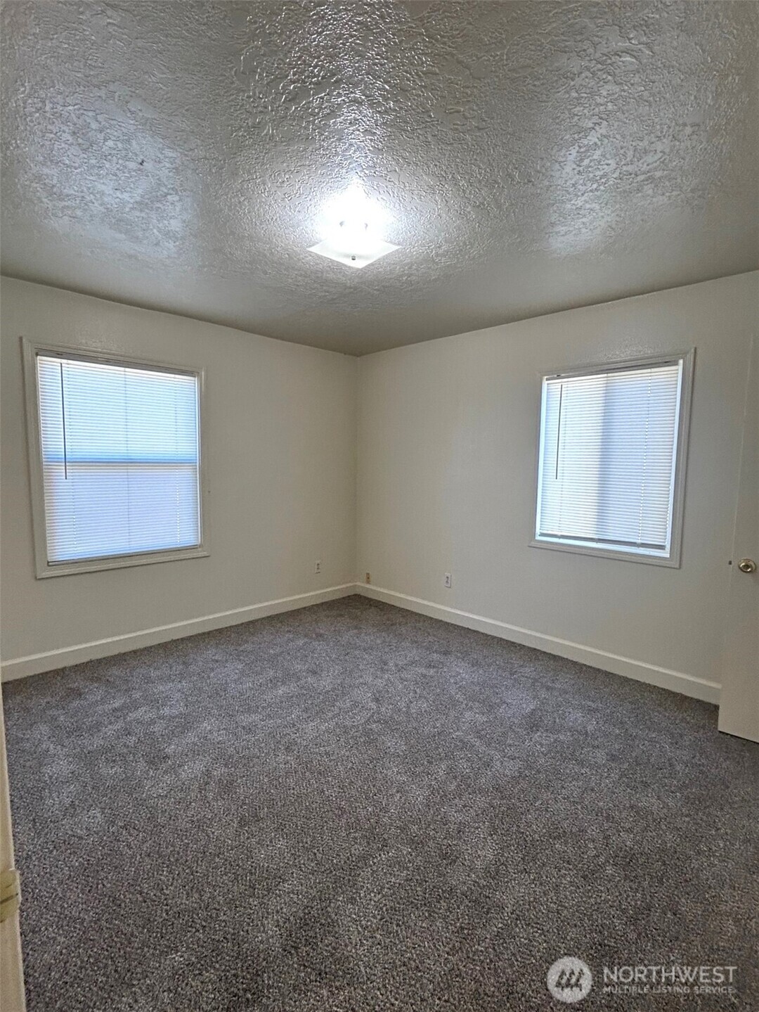 2914 Washington Way Longview, WA 98632 - Photo 9 of 17 an empty room with windows