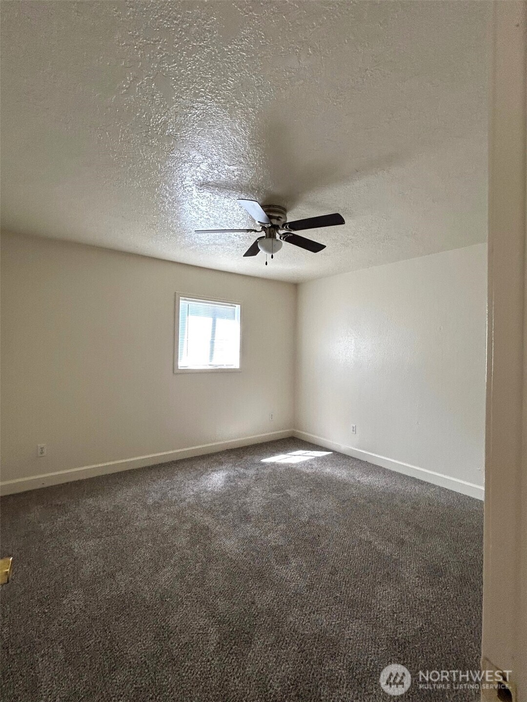 2914 Washington Way Longview, WA 98632 - Photo 10 of 17 a view of an empty room and a window