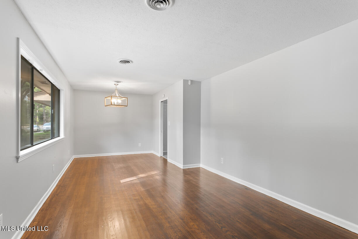 5444 Ridgewood Road Jackson, MS 39211 - Photo 4 of 25 5444 Ridgewood final-7