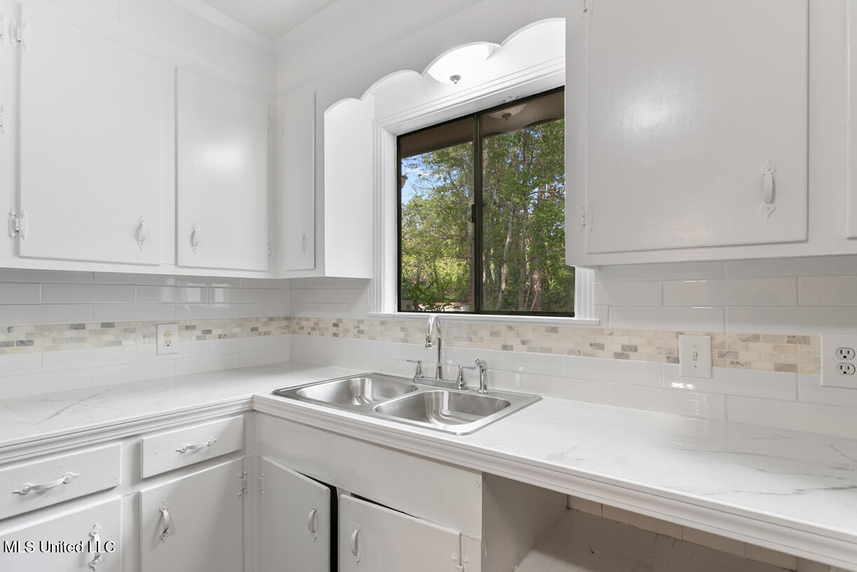 5444 Ridgewood Road Jackson, MS 39211 - Photo 8 of 25 5444 Ridgewood final-11