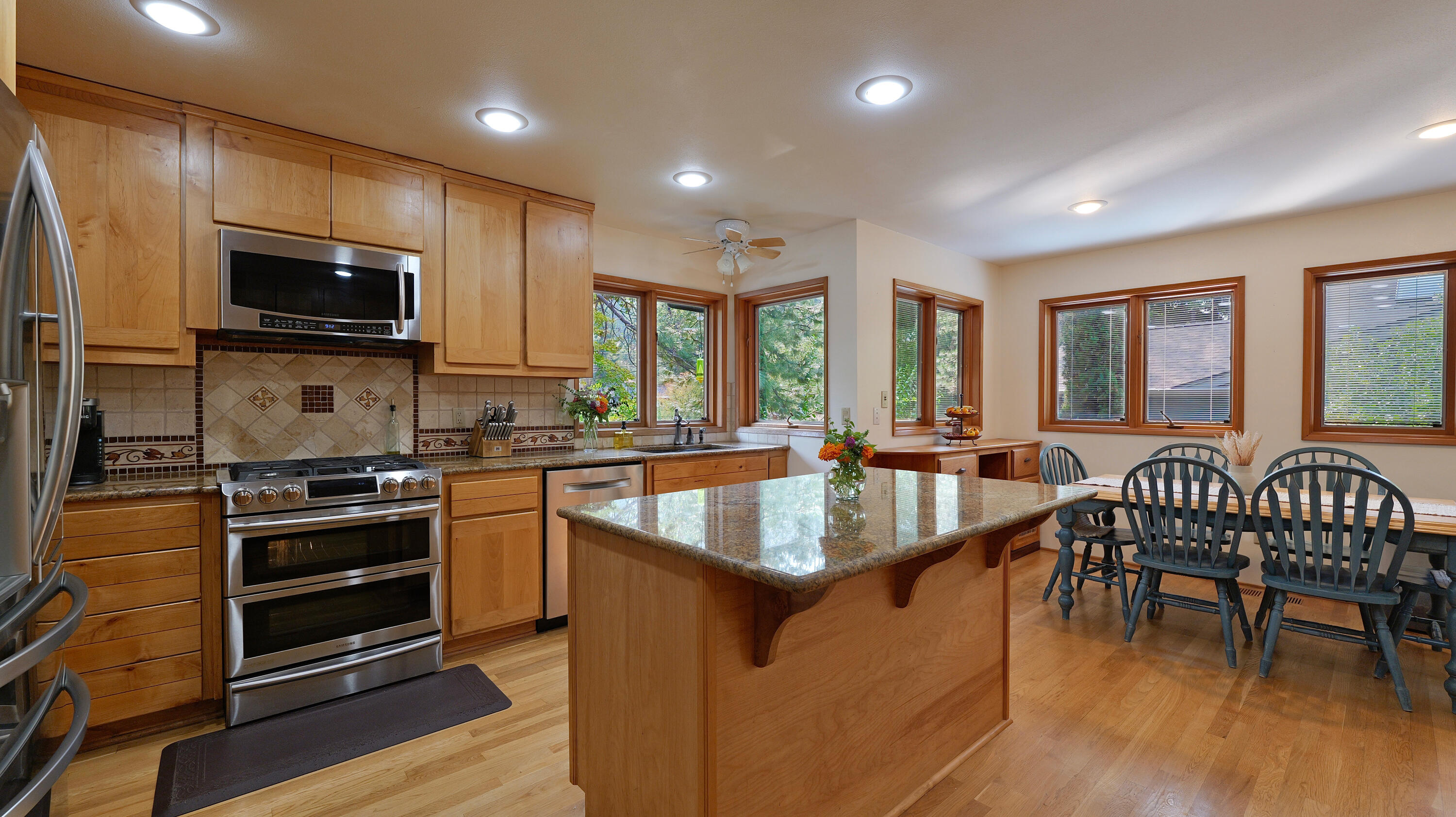 975 Old Ferry Road Shady Cove, OR 97539 - Photo 18 of 100 Kitchen