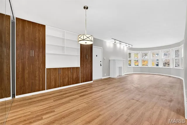 $149,900 | 907 South Hanley Road, Unit 5, Clayton, MO 63105