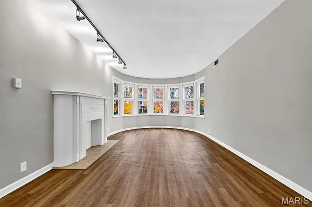 $149,900 | 907 South Hanley Road, Unit 5, Clayton, MO 63105