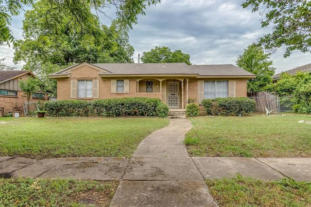 Homes for Sale with a Garage in Wolf Creek, Dallas, TX | Compass