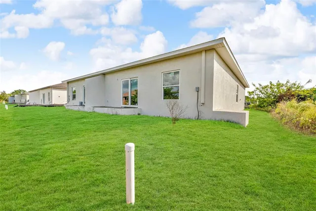 a view of a house with backyard