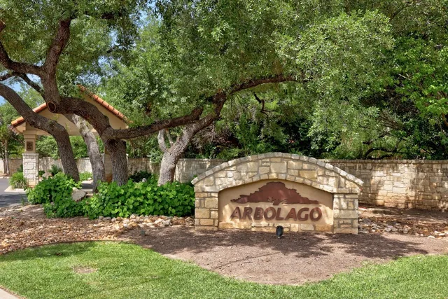 a view of a tennis court