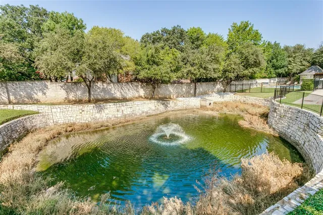 a picture of a very nice looking building