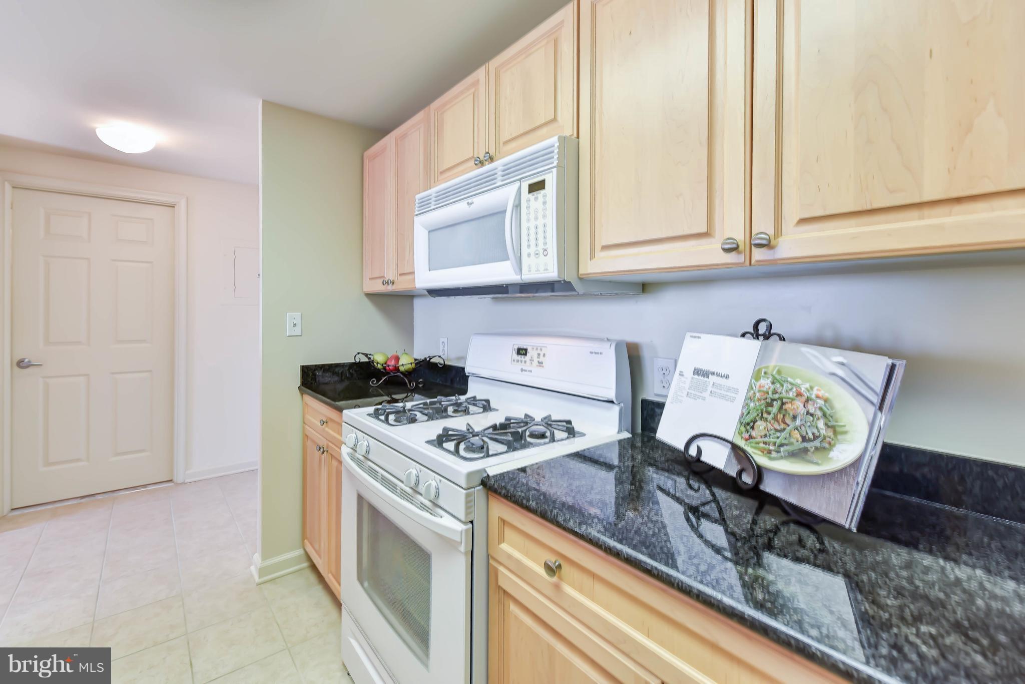 2726 Gallows Road, Unit 617 Vienna, VA 22180 - Photo 10 of 30 Kitchen