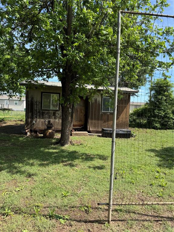 303 East 8th Street Quanah, TX 79252 - Photo 20 of 21 a backyard of a house with entertaining space