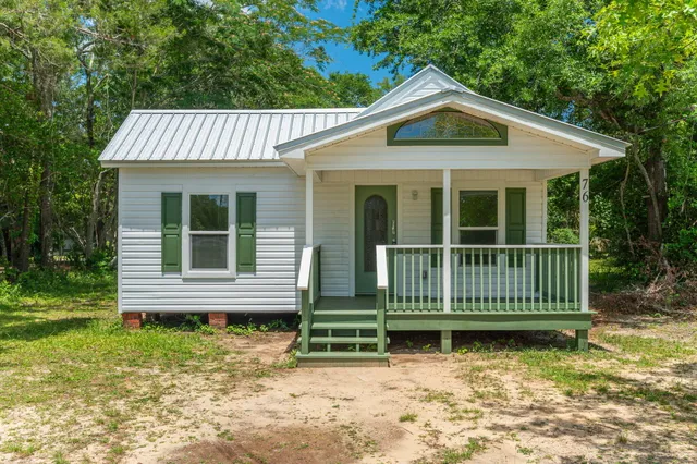 $1,300 | 76 Clay Street, DeFuniak Springs, FL 32435