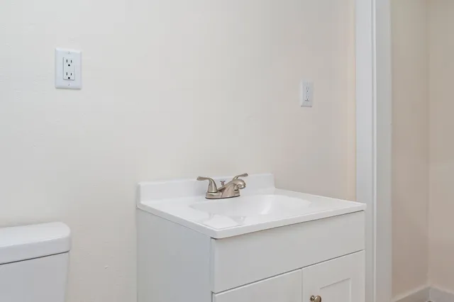 $1,300 | 76 Clay Street, DeFuniak Springs, FL 32435