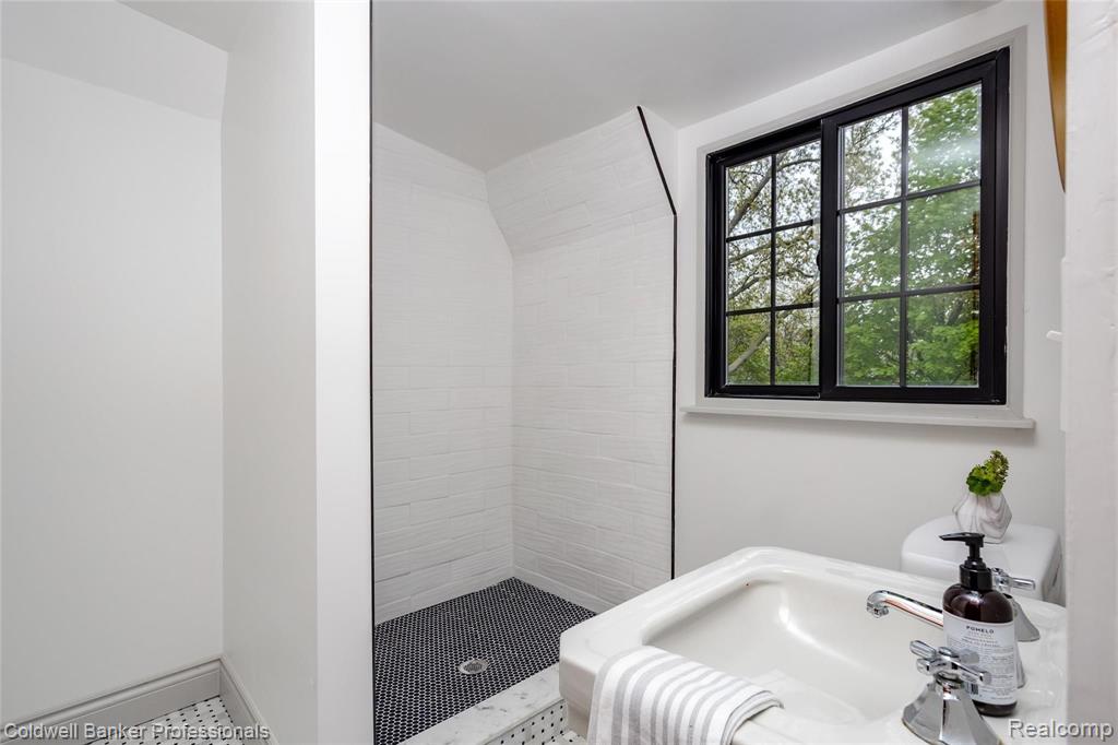 25 Hampton Road Grosse Pointe Shores, MI 48236 - Photo 31 of 45