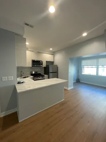 $2,999 | 1024 West Ainslie Street, Unit 1, Chicago, IL 60640