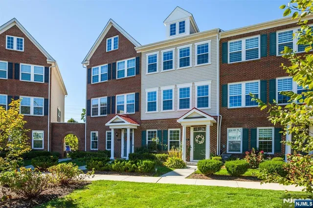 $769,000 | 33 Landmark Lane, Unit 1015, Fair Lawn, NJ 07410