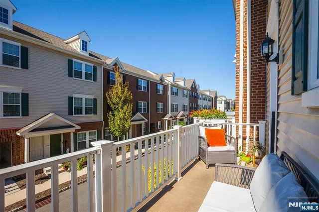 $769,000 | 33 Landmark Lane, Unit 1015, Fair Lawn, NJ 07410