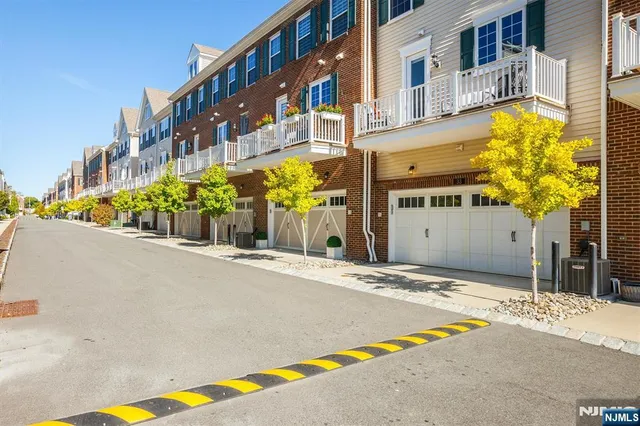 $769,000 | 33 Landmark Lane, Unit 1015, Fair Lawn, NJ 07410