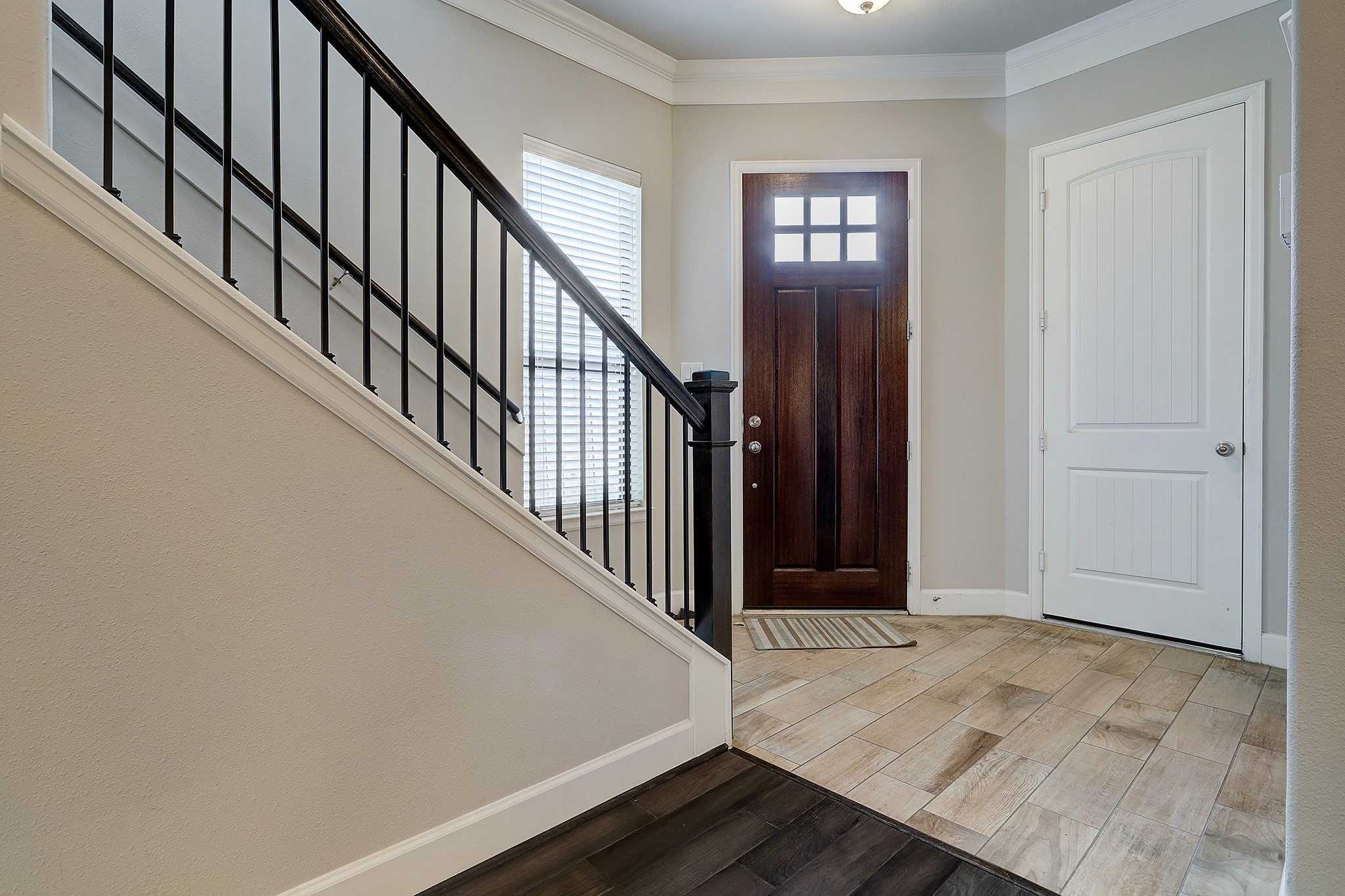 5326 Larkin Street Houston, TX 77007 - Photo 2 of 20 Facing entry from kitchen area