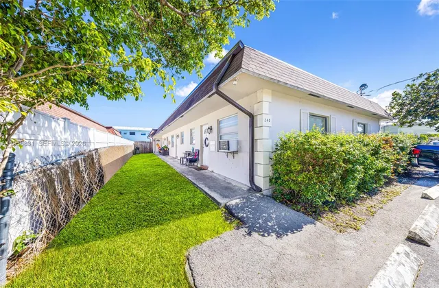 $900,000 | 240 Southeast 9th Avenue, Pompano Beach, FL 33060