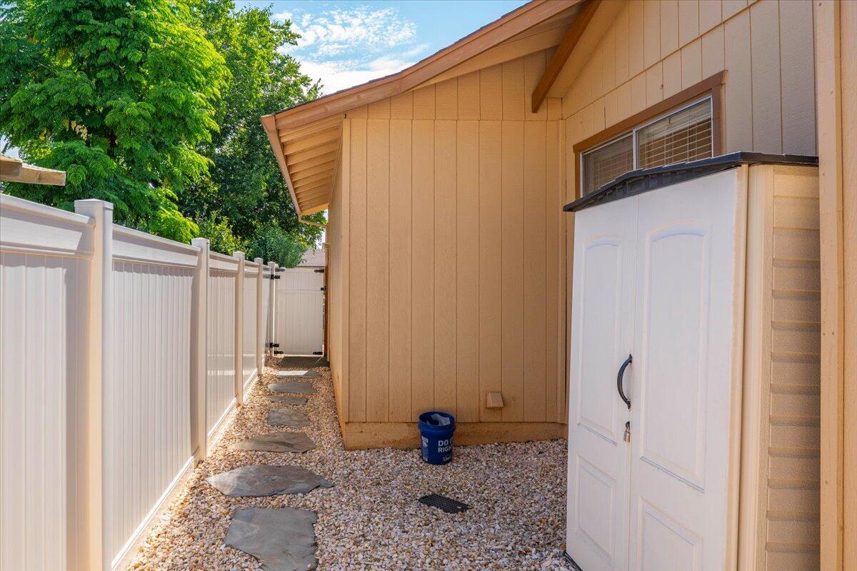 3594 Echo Road Redding, CA 96002 - Photo 25 of 62 Vinyl fencing