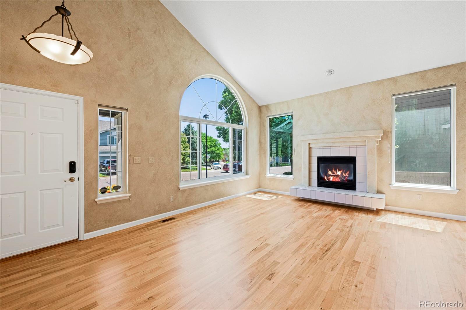 6846 Edgewood Way Highlands Ranch, CO 80130 - Photo 5 of 44 Gallery Image 5