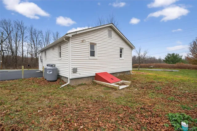a view of a house with backyard