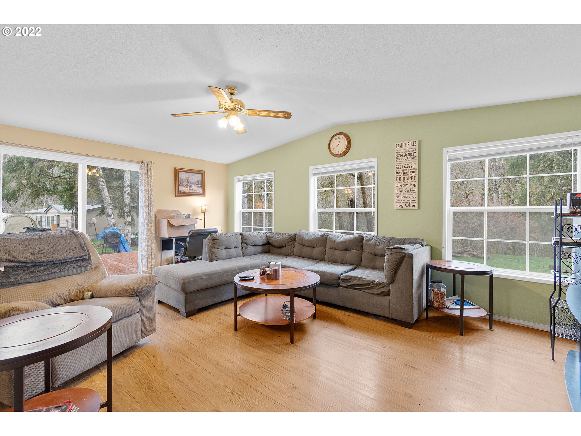 121 Brentwood Road Longview, WA 98632 - Photo 13 of 32 a living room with furniture and a window