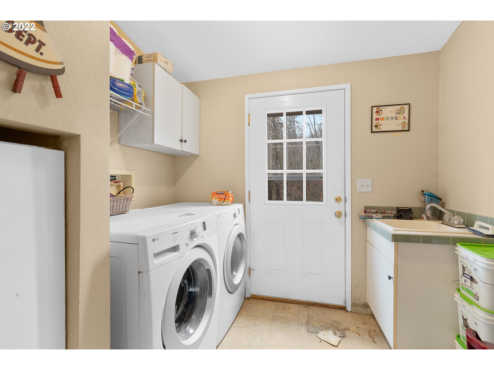 121 Brentwood Road Longview, WA 98632 - Photo 16 of 32 a utility room with dryer and washer