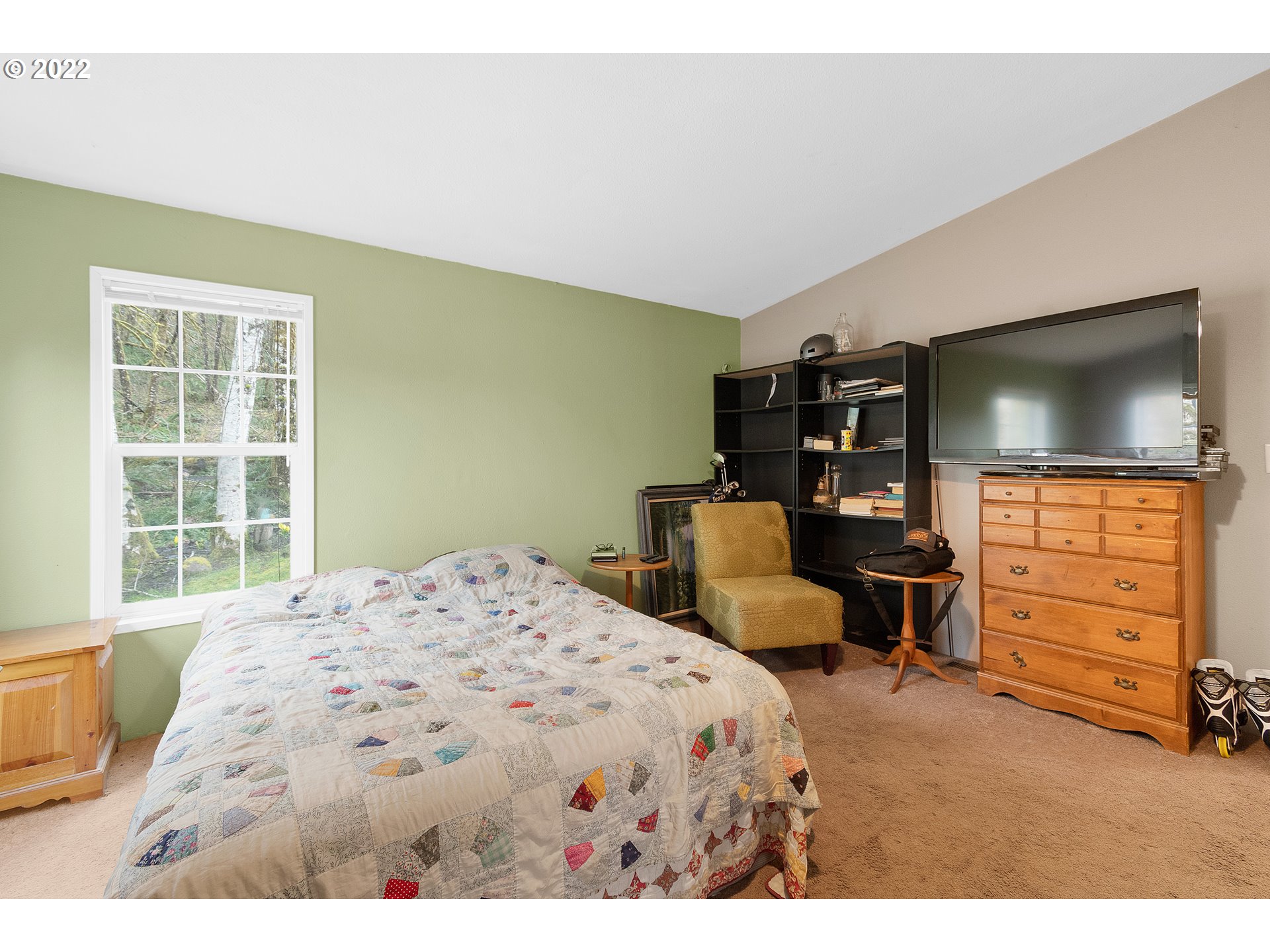 121 Brentwood Road Longview, WA 98632 - Photo 25 of 32 a bedroom with a bed and furniture