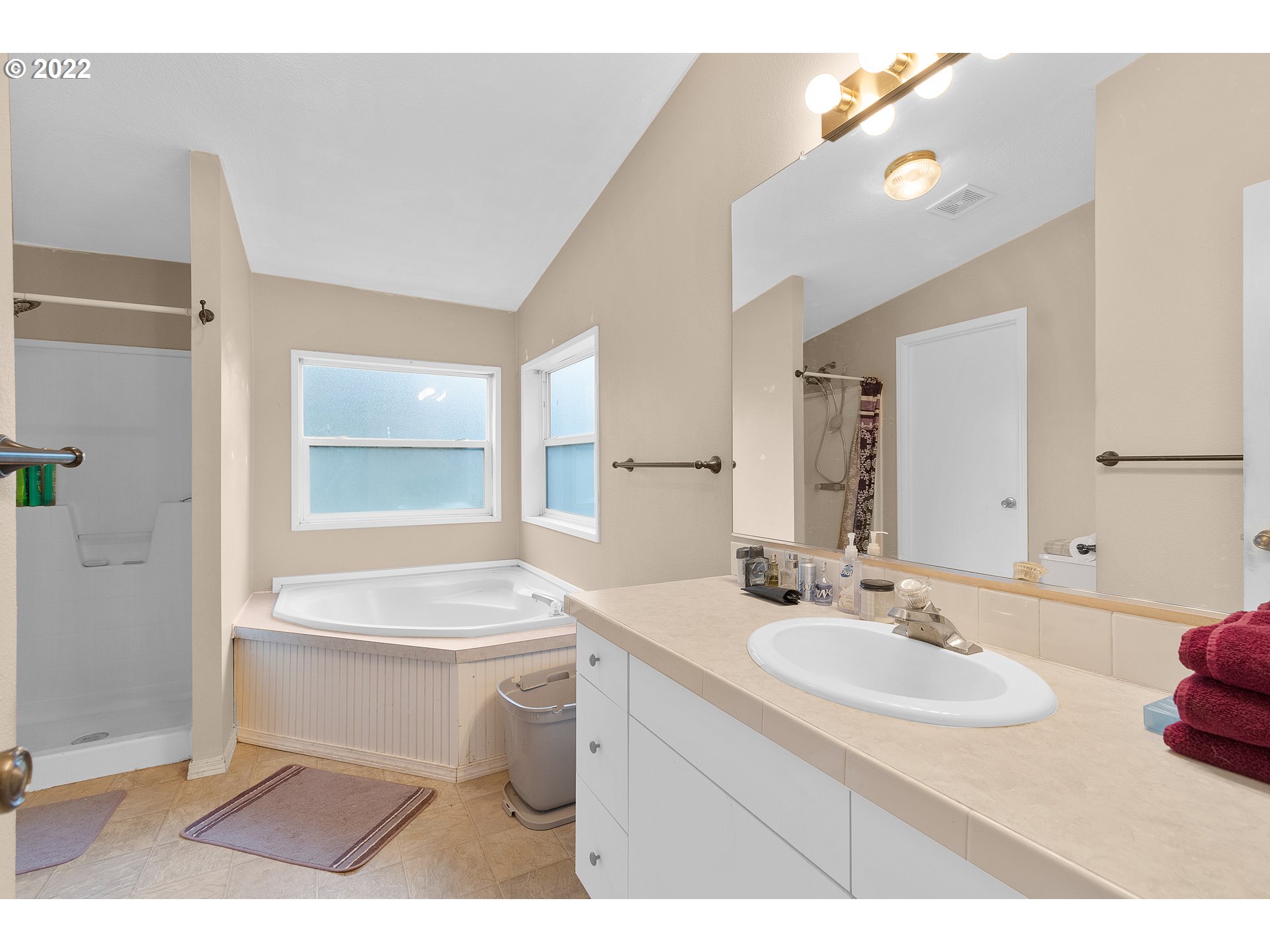 121 Brentwood Road Longview, WA 98632 - Photo 27 of 32 a bathroom with a sink a toilet a mirror and bathtub